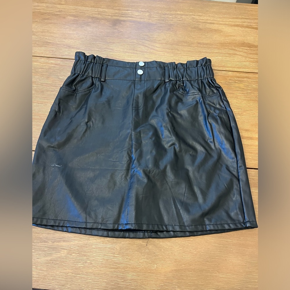 Xl black faux leather mini skirt stretch with belt holes